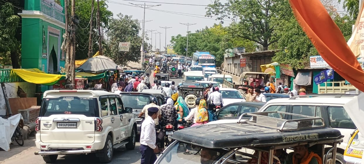 Five-kilometer-long traffic jam grips the city; traffic management collapses