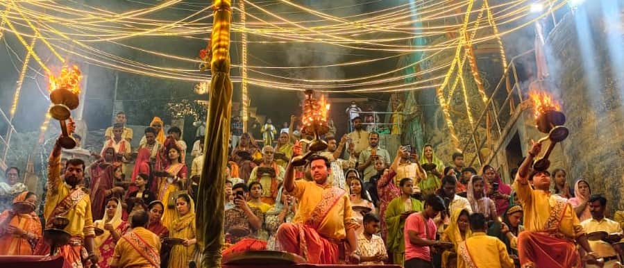 शहरनामा की फोटो----पक्काघाट पर मां गंगा की आरती करते पंडित रामानंद तिवारी व अन्य।-सोशल मीडिया।