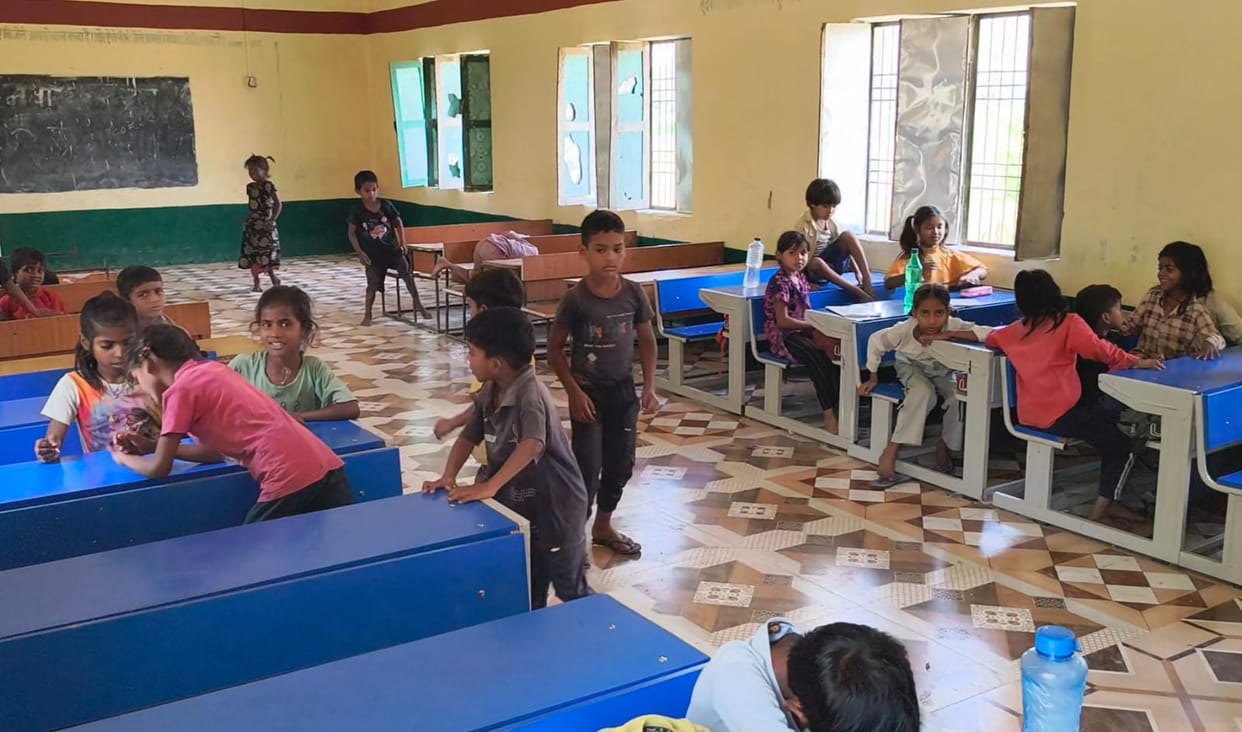 60 children arrived to study, but the teacher was absent