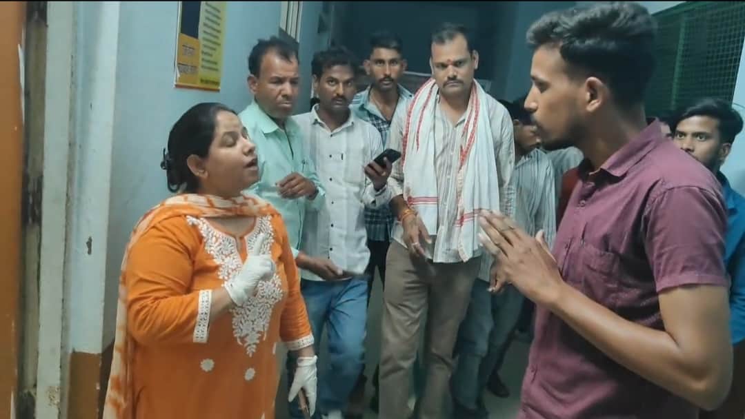 शादी समारोह में जा रही पिकअप वाहन हुआ हादसे का शिकार, 20 लोग घायल।