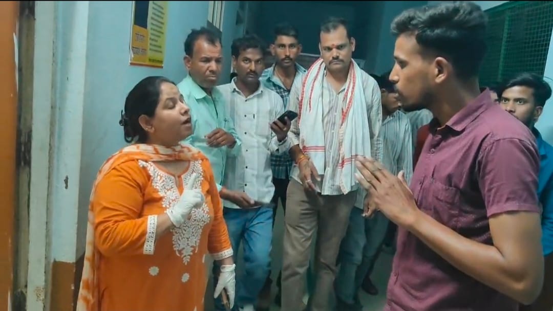 शादी समारोह में जा रही पिकअप वाहन हुआ हादसे का शिकार, 20 लोग घायल।
