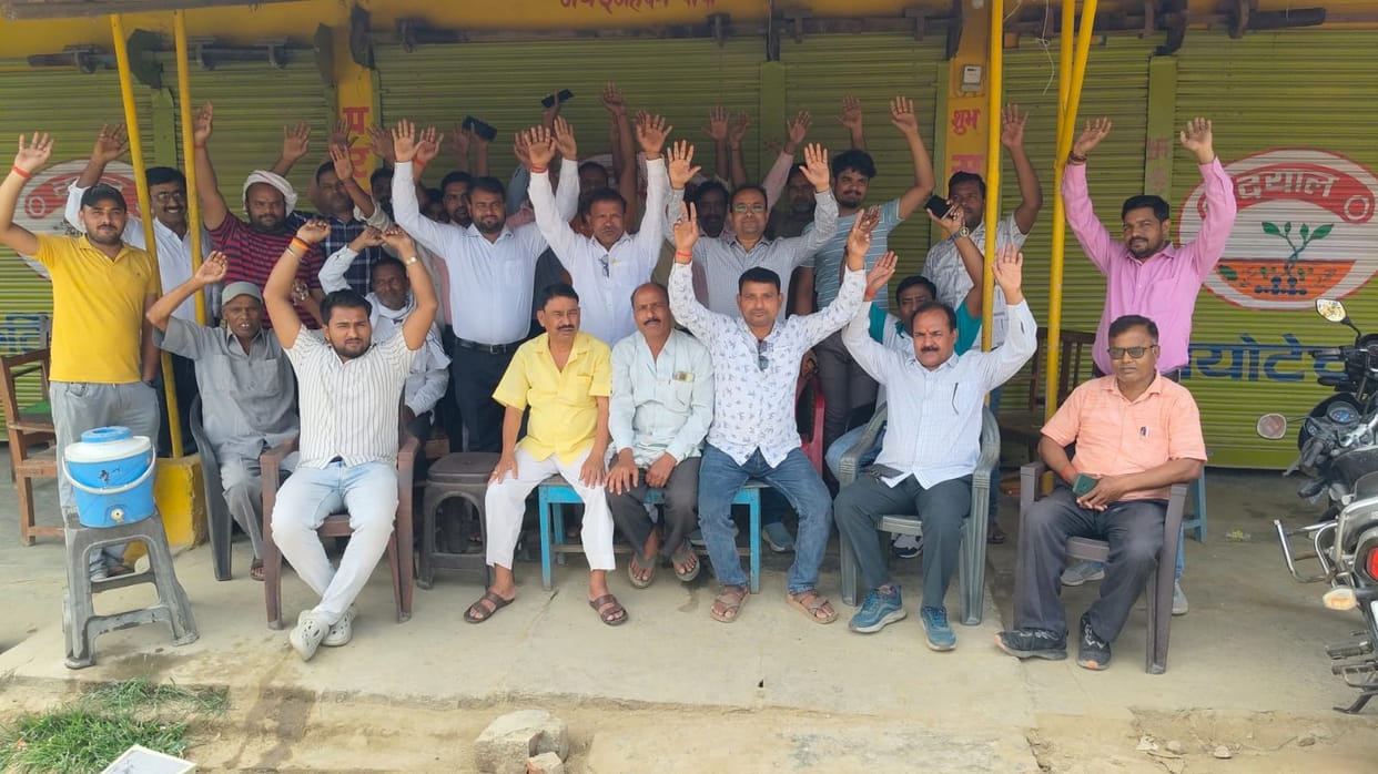 Alleging harassment, fertilizer traders staged a symbolic strike.