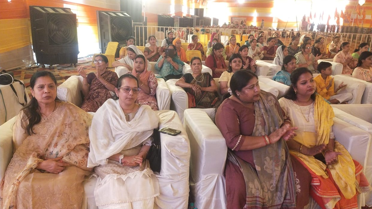 The story of the meeting of Shri Ram and Mother Sita is narrated.
