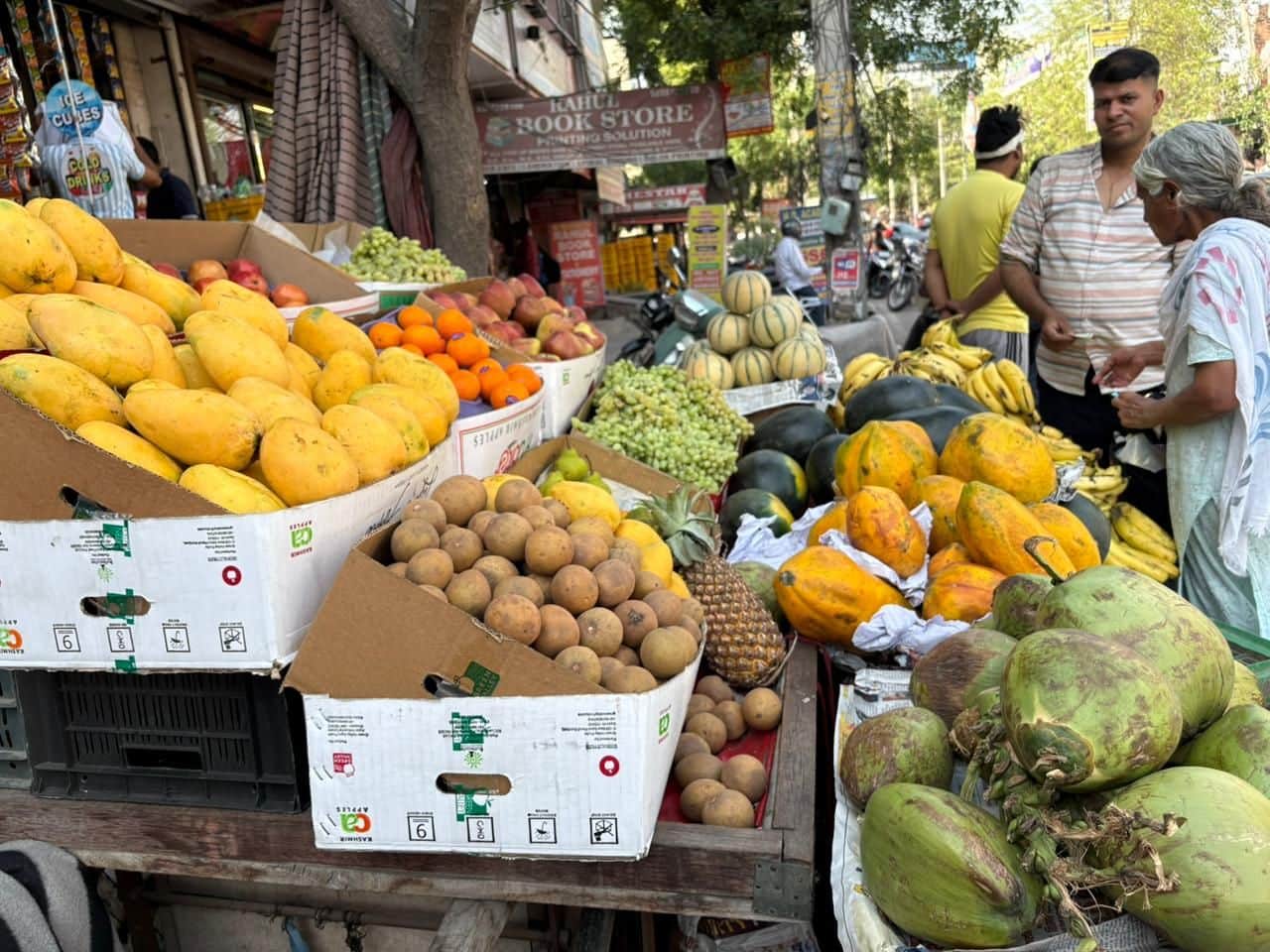 06-बाजार में दुकान से फ्रूट खरीदते। संवाद