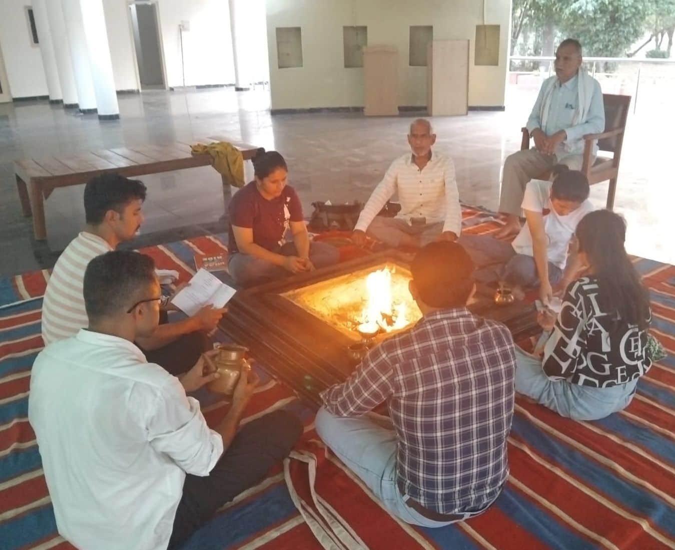 12-महर्षि दयानंद विश्वविद्यालय स्थित मातुराम यज्ञशाला में यज्ञ करते श्रद्धालु । स्रोत : श्रद्