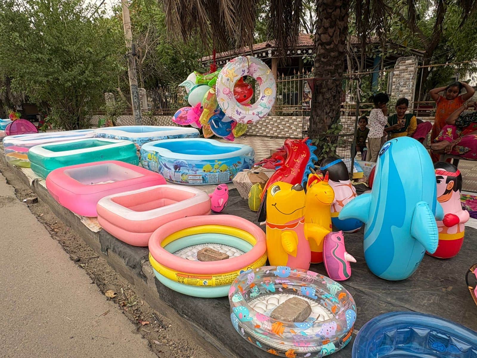 15-गर्मी से राहत पाने के लिए बाजार में सजे रंग- बिरंगे टब पूल। संवाद