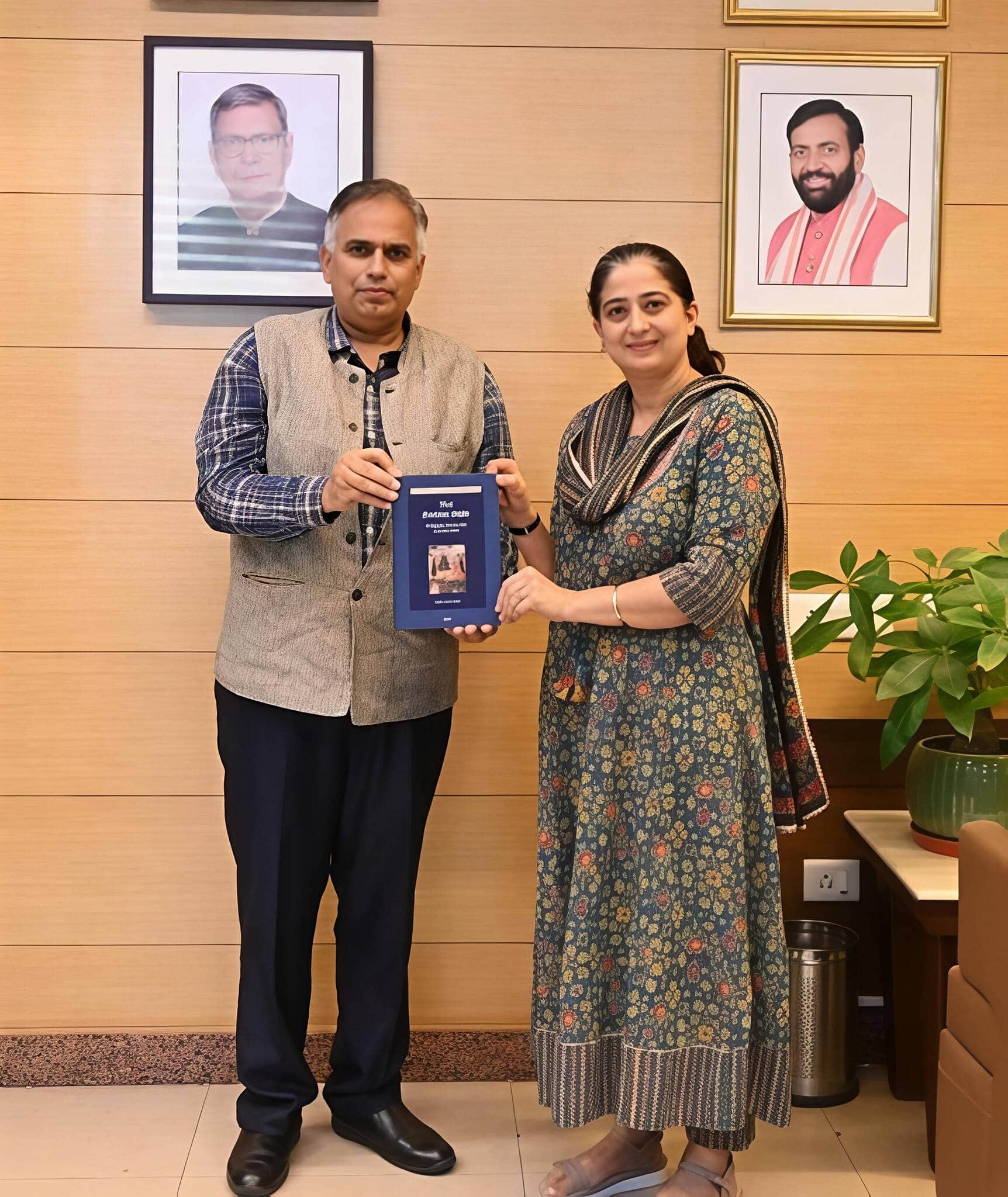 18. एमडीयू के दृश्य कला विभाग में कुलपति प्रो. मिलाप पूनियां को अपनी शोधपरक पुस्तक भेंट करती एस