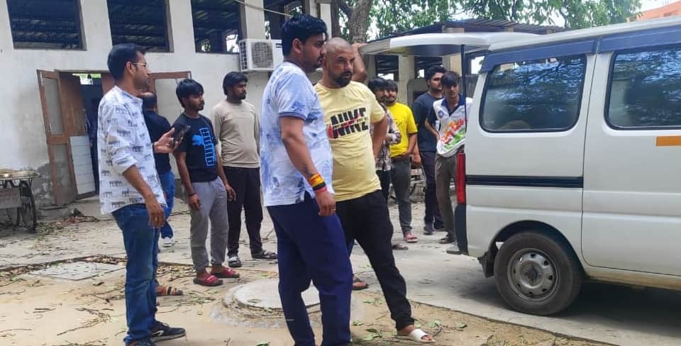 24-पीजीआई के शव गृह में गांव मकड़ौली कलां निवासी मृतक सन्नी के पोस्टमार्टम के लिए पहुंचे परिजन 