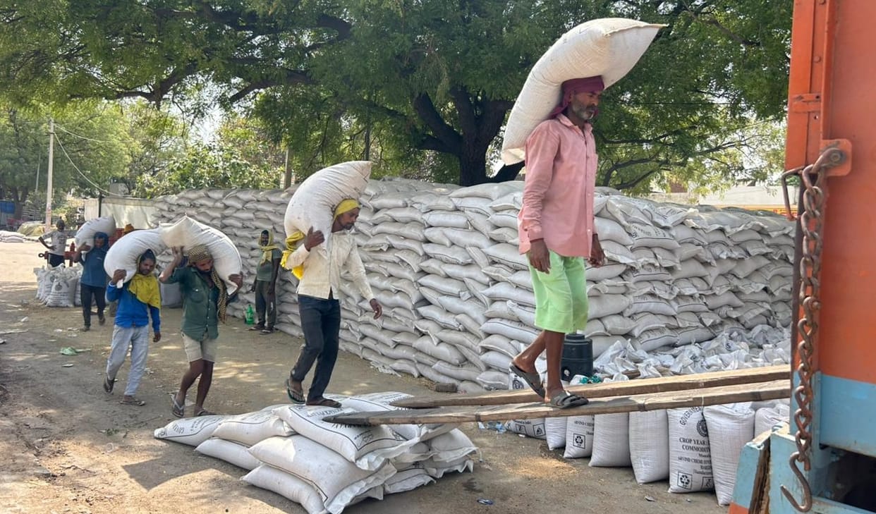 24.54 lakh quintals of wheat arrived in the district's markets, 21.64 lakh quintals were purchased.