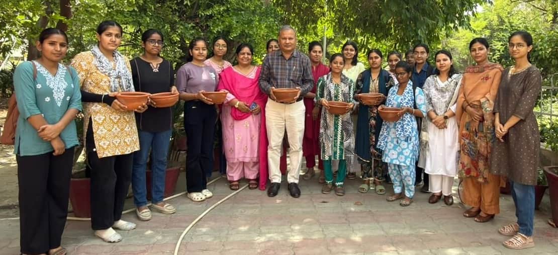 9-राजकीय महिला स्नातकोत्तर महाविद्यालय में सकोरा पॉट ड्राइव के दौरान मौजूद प्राचार्य डॉ. शमशेर 