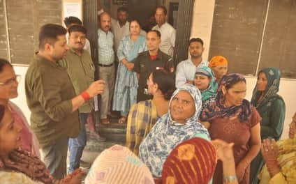 आवास विकास कालोनी स्थित अधीक्षण अभियंता कार्यालय पर स्मार्ट मीटर को लेकर हंगामा करती महिलायें। 