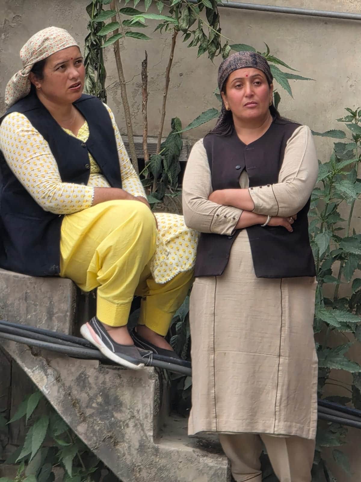 असुरक्षित  घरों को खाली होने के बाद नम आंखों से सदमें में देखती   महिला रंजना   गांगटा  व  दुस