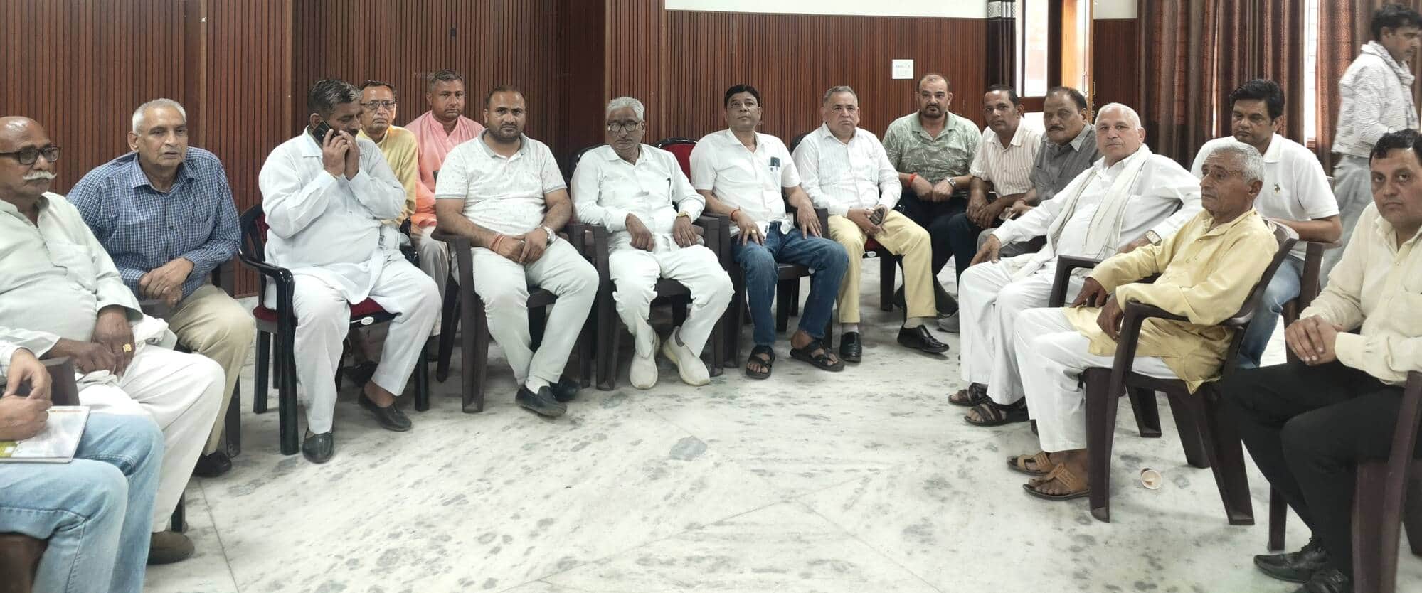 बाबैन। भगवान परशुराम प्रकट दिवस कार्यक्रम में शामिल होने का निमंत्रण देने पहुंचे ब्राह्मण समाज 