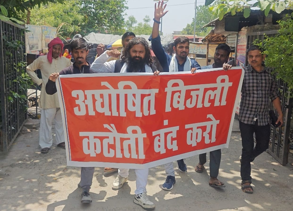 Angry people surrounded the substation due to unannounced power cuts.