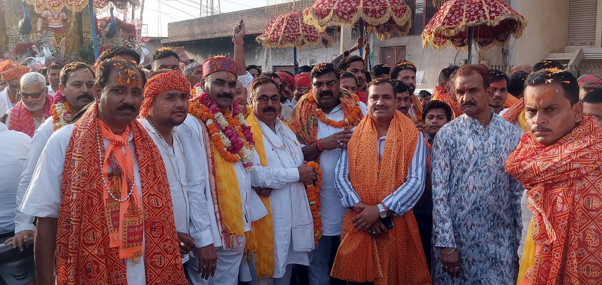 Flowers showered on the Parashuram procession in Bah, chants of 'Jai Parashuram' echoed, a huge crowd gathered on the occasion of Parashuram's birth anniversary, former MLA said - Lord Parashuram was a wonderful combination of weapons and scriptures.