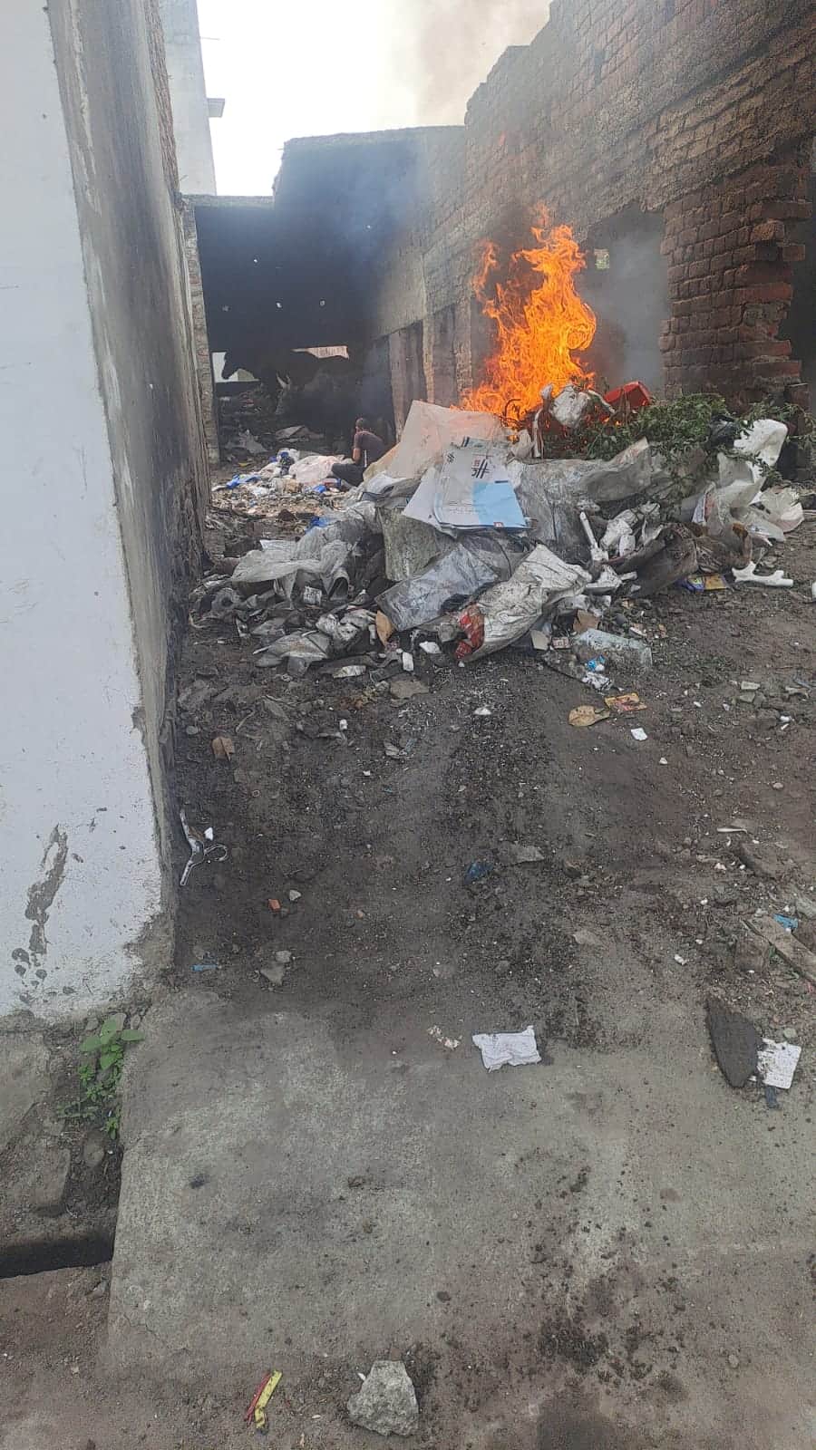भीरा में प्लाॅट में जलता कूड़ा। संवाद