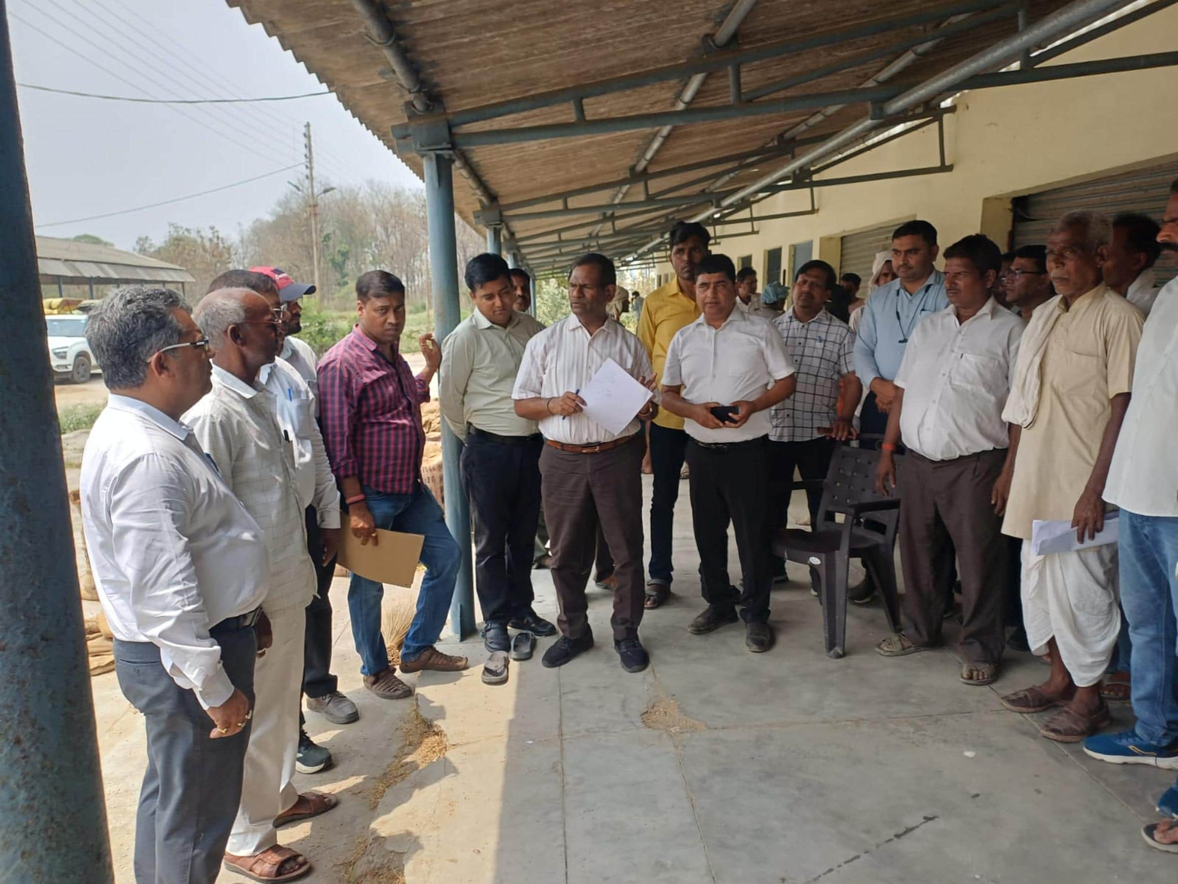 बहराइच में क्रय केंद्र का निरीक्षण करते नोडल अधिकारी।