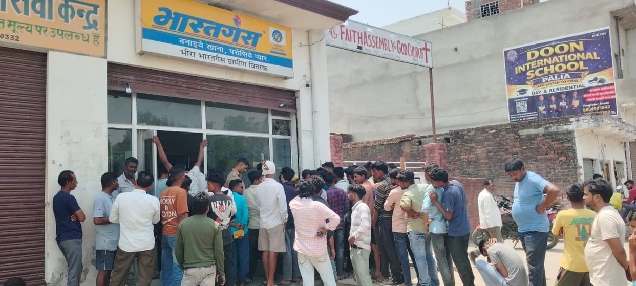 Long queues at gas agency in Bhira, consumers upset