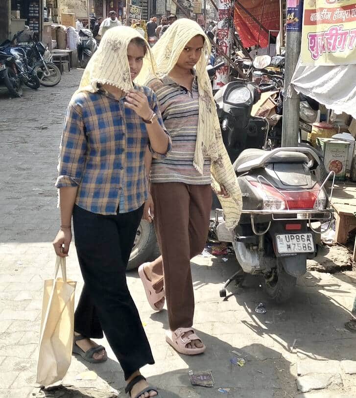 भीषण गर्मी में दुपट्टा ओढकर जातीं किशोरियां। संवाद