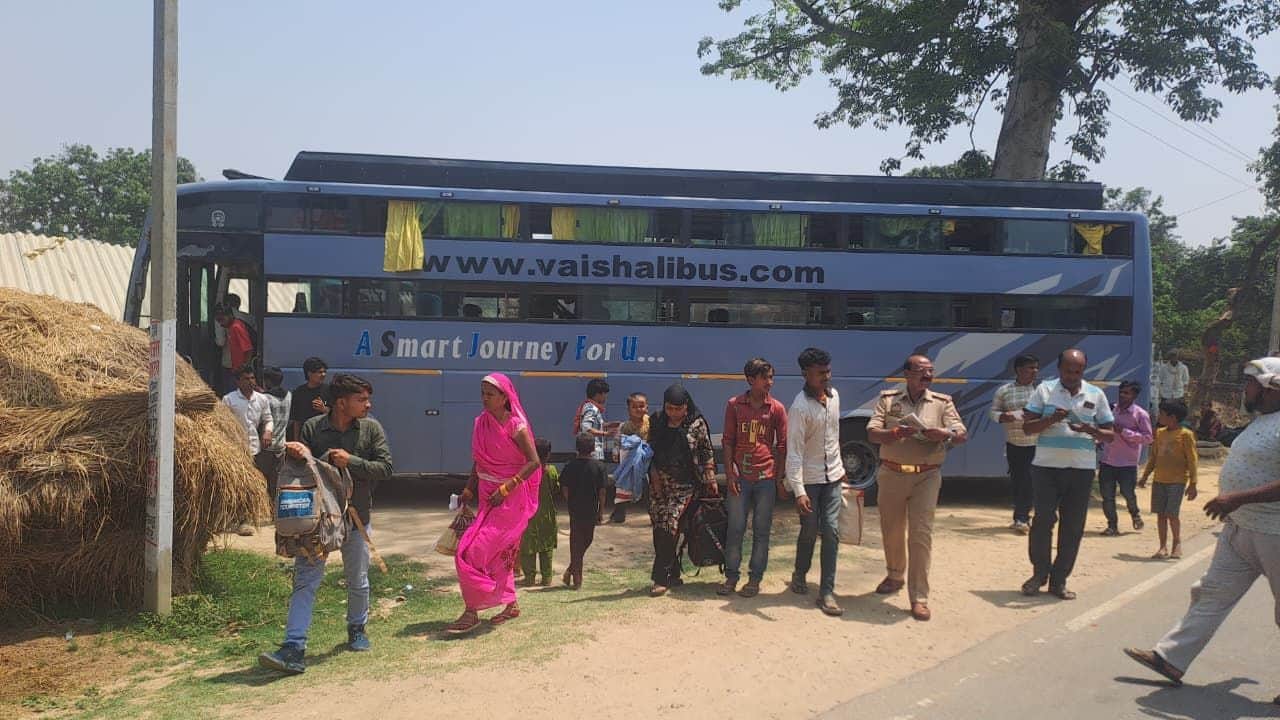 बाइक सवार को टक्कर मारने वाली बस को पकड़कर जांच करते उपनिरीक्षक व उतरते यात्री।