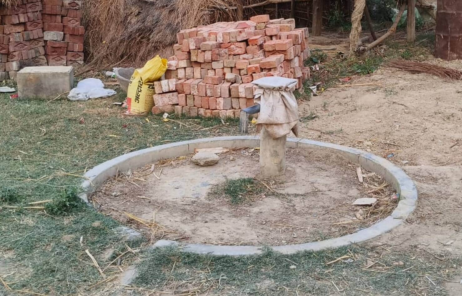 बलरामपुर के भगवानपुर गांव में लगा खराब हैंडपंप।-संवाद