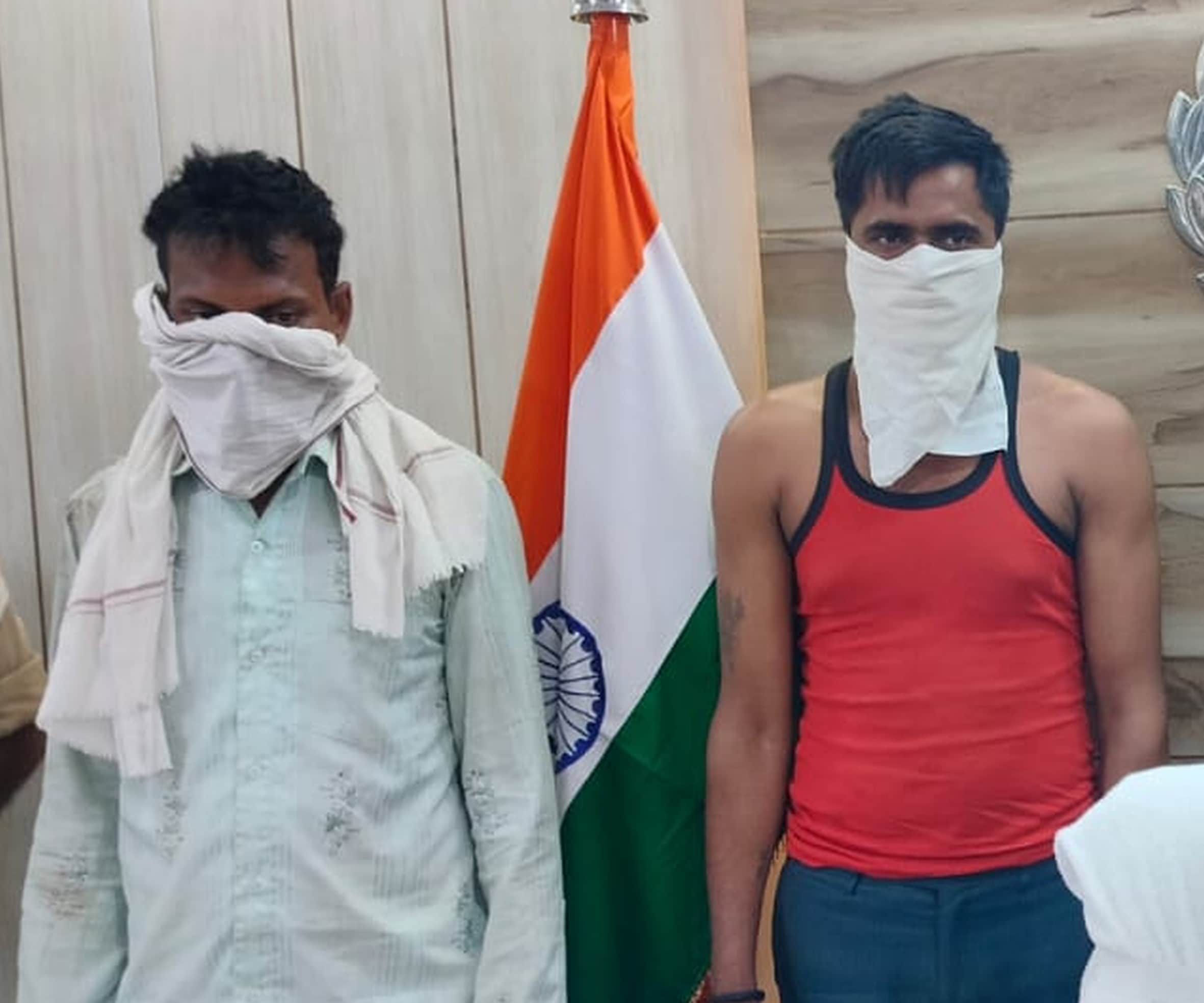 बलरामपुर के एसपी कार्यालय में मौजूद पकड़े गए तस्कर ।-स्रोत: विभाग