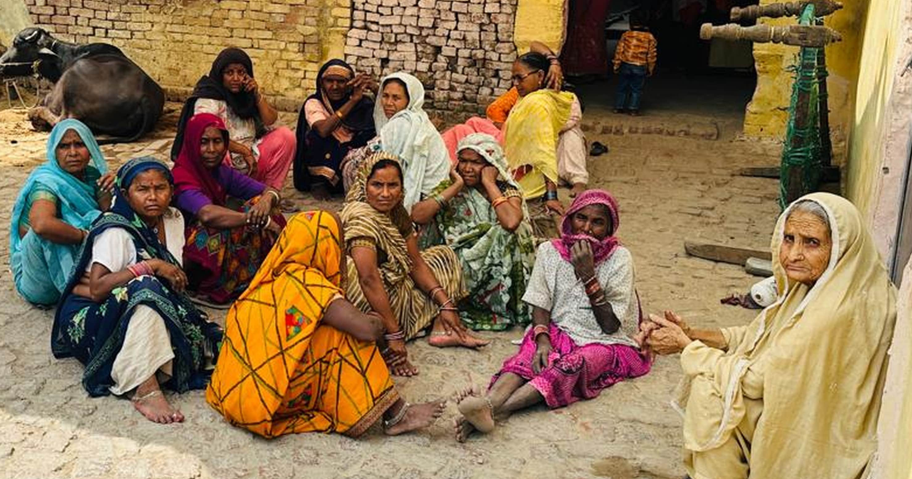 बलरामपुर के इमिलिया रज्जाक गांव में मृतक के घर जुटी महिलाओं की भीड़ ।-संवाद