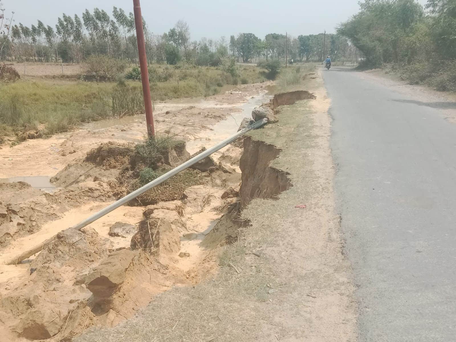 बलरामपुर के पिपरहवा-नंदमहरा मार्ग पर हो रहा कटान।-संवाद