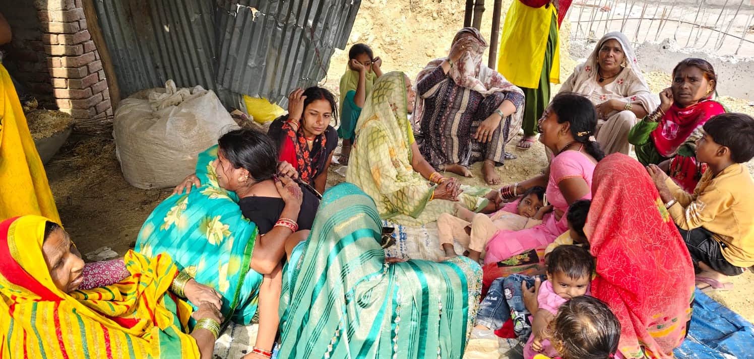 बलरामपुर के सुखरामपुर में रोते-बिलखते मृतक के परिजन।-संवाद