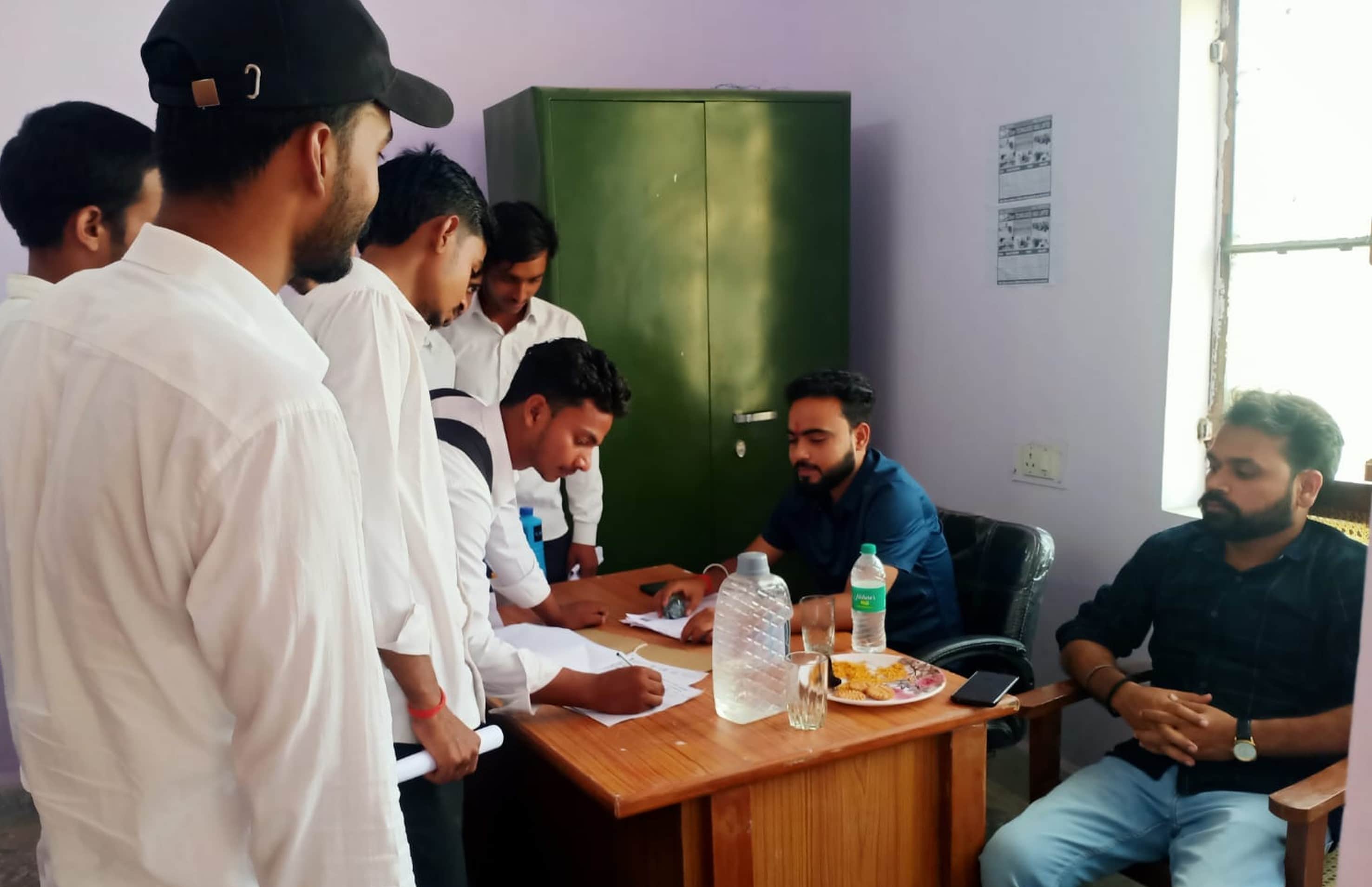 बलरामपुर के उतरौला में आयोजित रोजगार मेले में पंजीकरण कराते युवा ।-स्रोत : विभाग