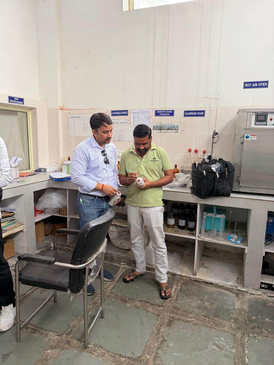 बुलंदशहर दुग्ध इकाइयों, दुग्ध उत्पाद निर्माता प्रतिष्ठान की जांच के दौरान नमूने लेते खाद्य सुरक