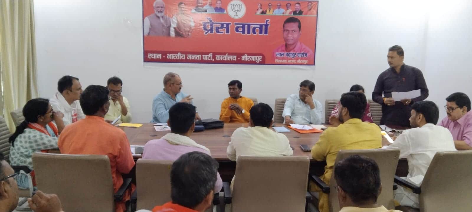 बरौंधा कचार स्थित भारतीय जनता पार्टी के जिला कार्यालय पर बैठक करते जिलाध्यक्ष लालबहादुर सरोज, 
