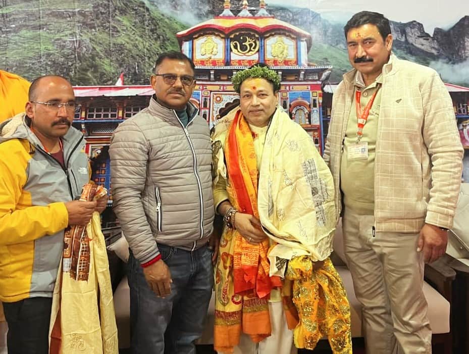 बदरीनाथ में बीकेटीसी के अधिकारियों के साथ सूफी गायक कैलाश खैर। स्रोत: बीकेटीसी