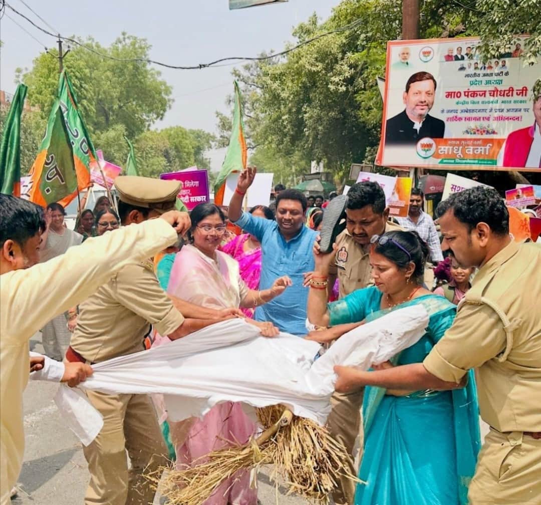 बुधवार को लोहिया भवन के पास विपक्ष का पुतला जलाती व चप्पल से पीटतीं भाजपा महिला कार्यकर्ता । 