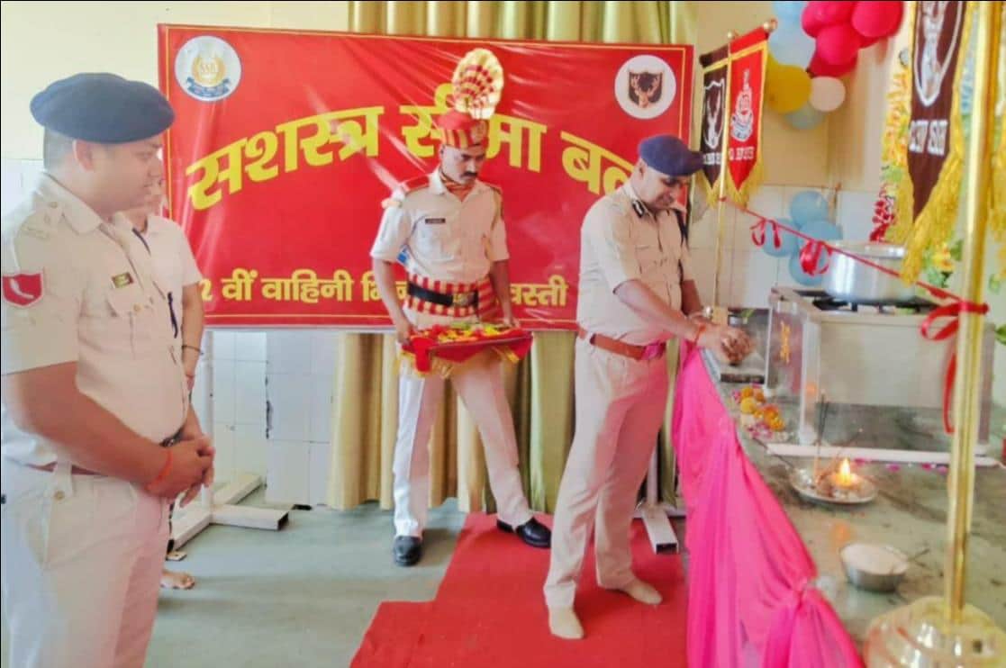 बायो गैस प्लांट का शुभारंभ करते कमांडेंट अमरेंद्र कुमार वरुण।