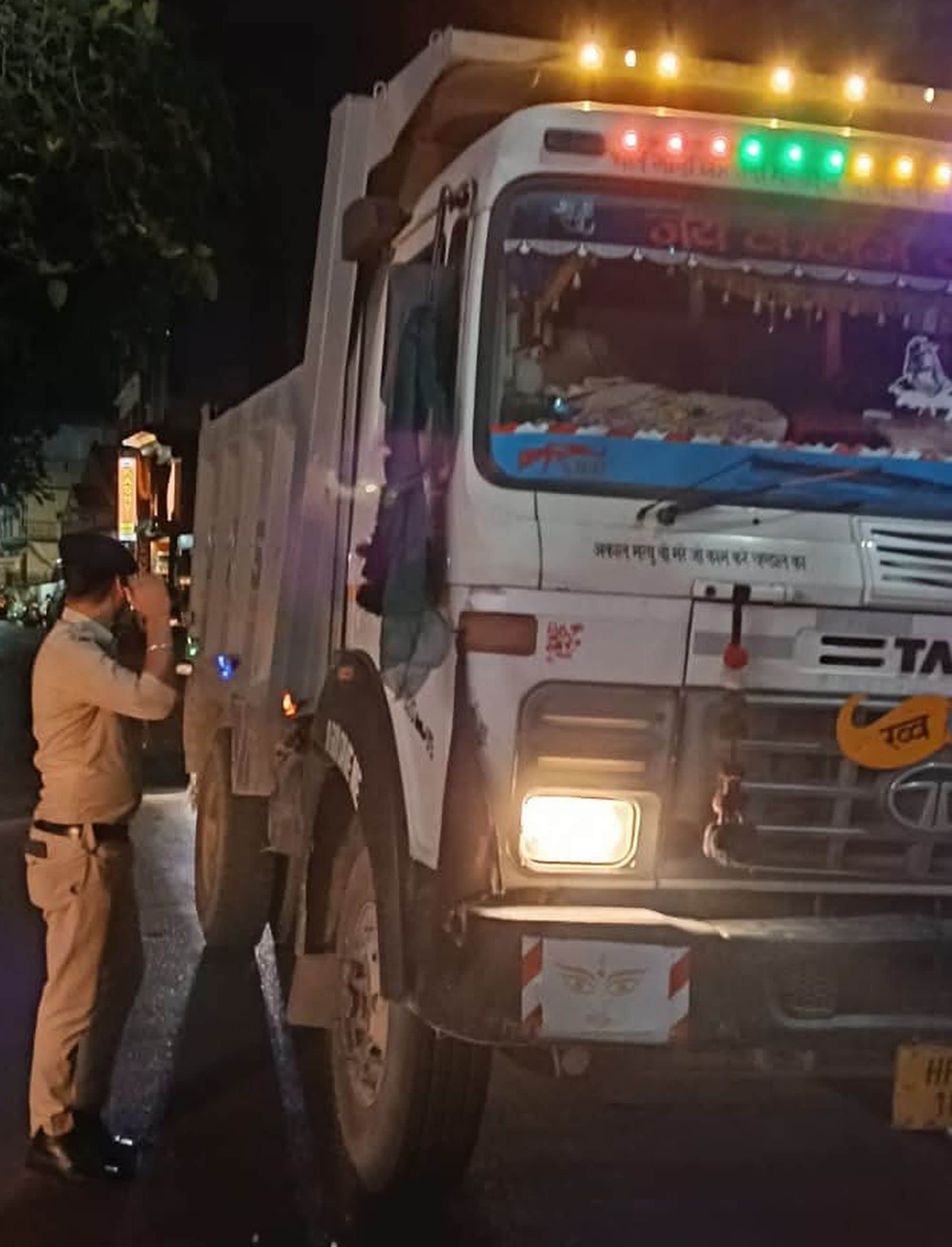 चंबा में वाहन चालक से पूछताछ करते जवान।स्रोत विभाग