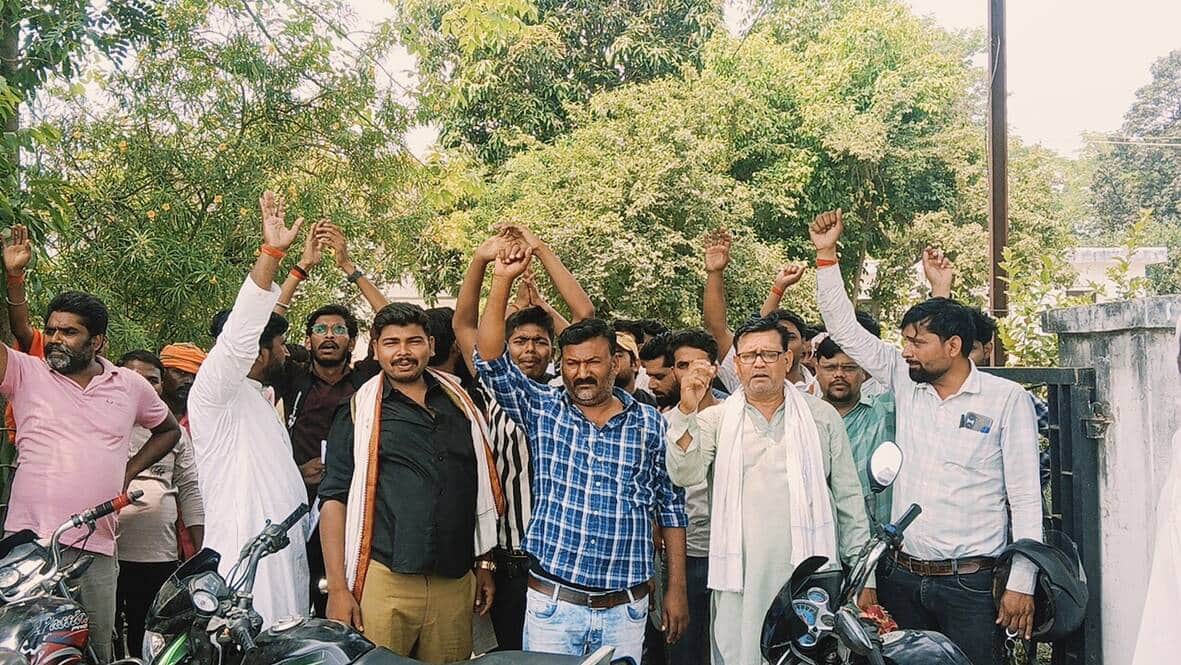 फखरपुर में बिजली कटौती के विरोध में प्रदर्शन करते ग्रामीण। 
