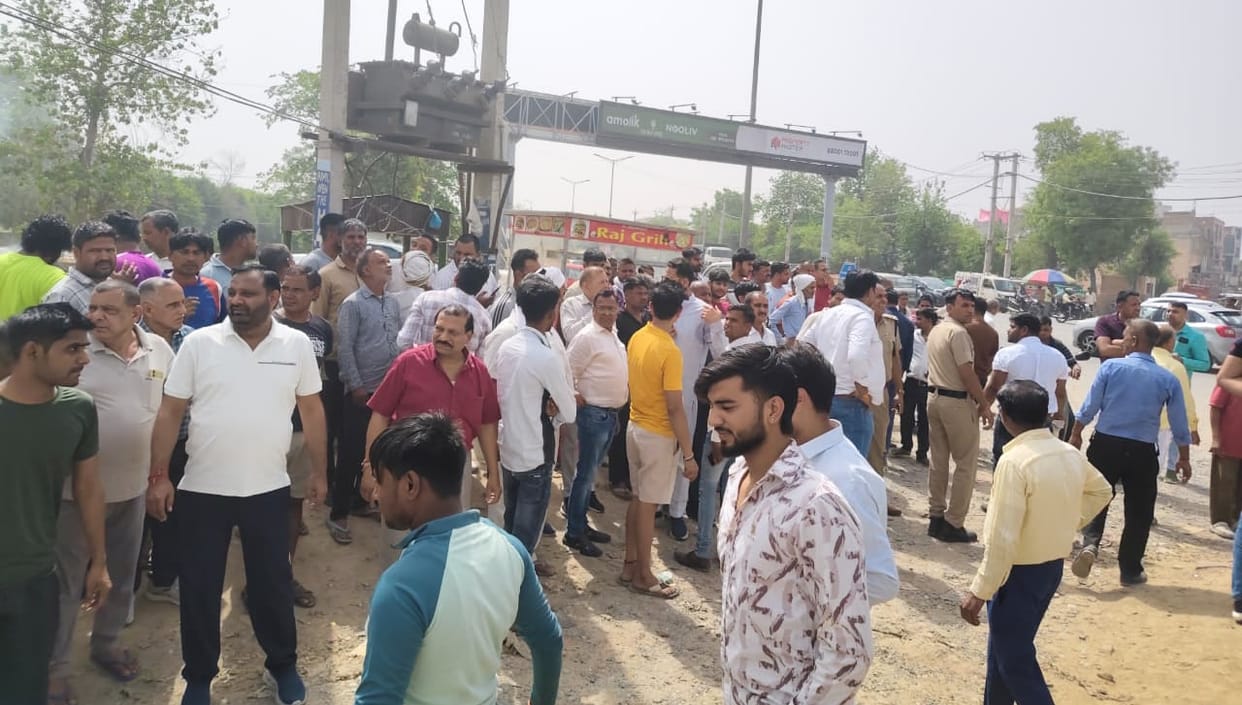 A wall is being built along the Agra Canal, and people protested against the road closure.