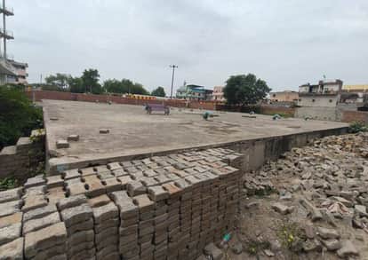 Pile of garbage at Sector-23 boosting station