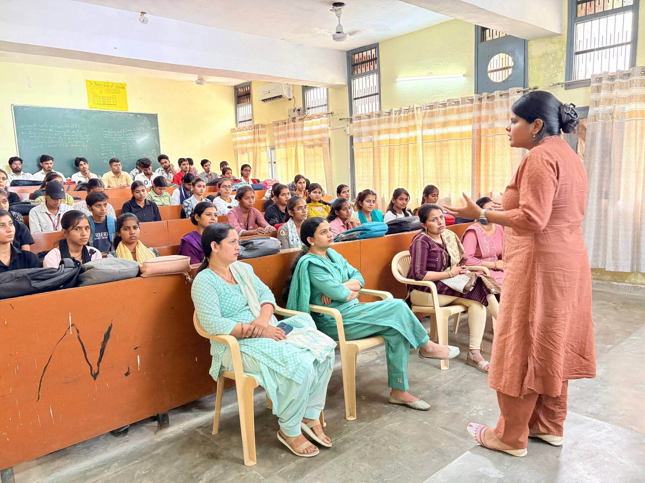 फोटो 02 महम कॉलेज में अंगदान विषय पर छात्रों को जागरूक करती मुख्य वक्ता । स्रोत कालेज