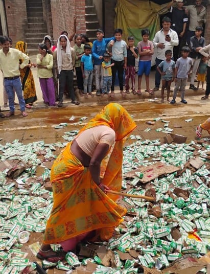 Women's anger erupted at the liquor shop, they broke bottles.