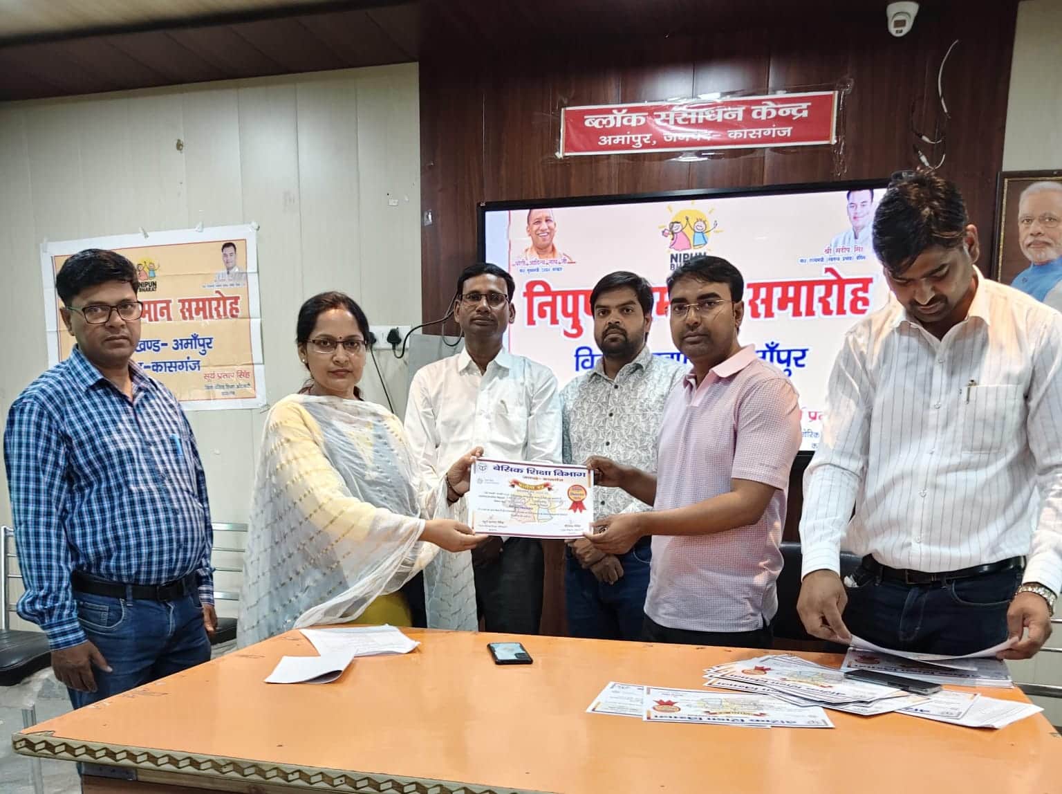 फोटो 16 - अमांपुर के गांव लखमीपुर के प्राथमिक विद्यालय निपुणघोषित होने पर प्रधानध्यापक सुनीता 