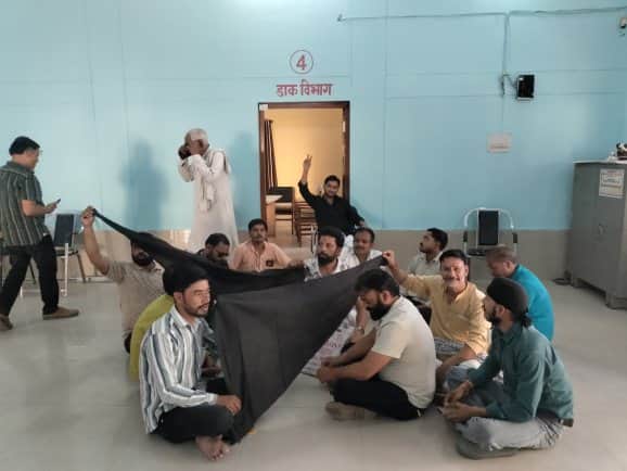 फोटो 27- नगर पालिका सोरोंजी में पालिका बोर्ड की बैठक में विरोध करते सभासद। स्रोत : संवाद