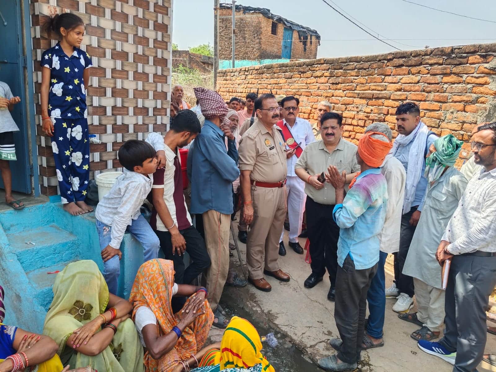 फोटो 28 एचएएमपी 37- उर्दना गांव में मृतक मोहन के परिजनों को ढांढस बंधाते एसडीएम व सीओ। स्रोत: स