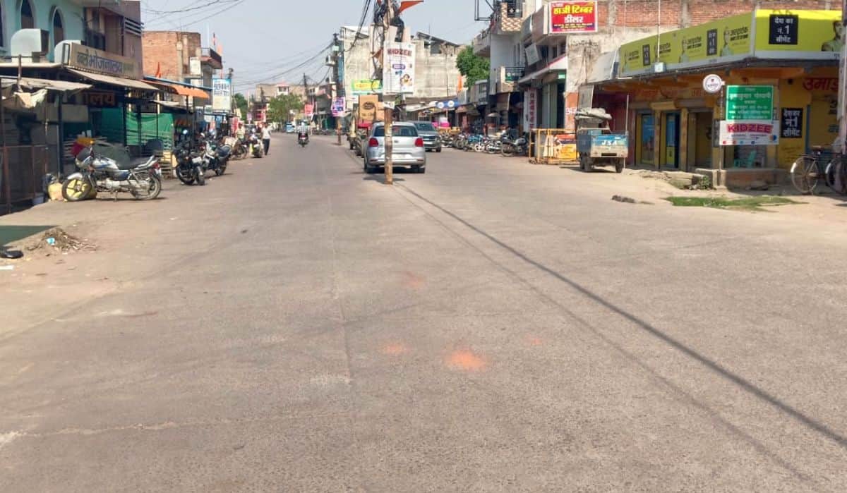 फोटो 28 एमएएचपी 11 परिचय-तेज धूप से शहर के मुख्य मार्ग में पसरा सन्नाटा। संवाद