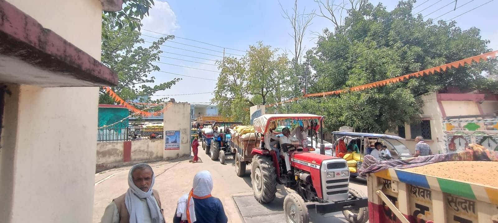 फोटो 29 एचएएमपी 23- सुमेरपुर गल्ला मंडी के सामने हाईवे पर लगे जाम में फंसे वाहन।  संवाद