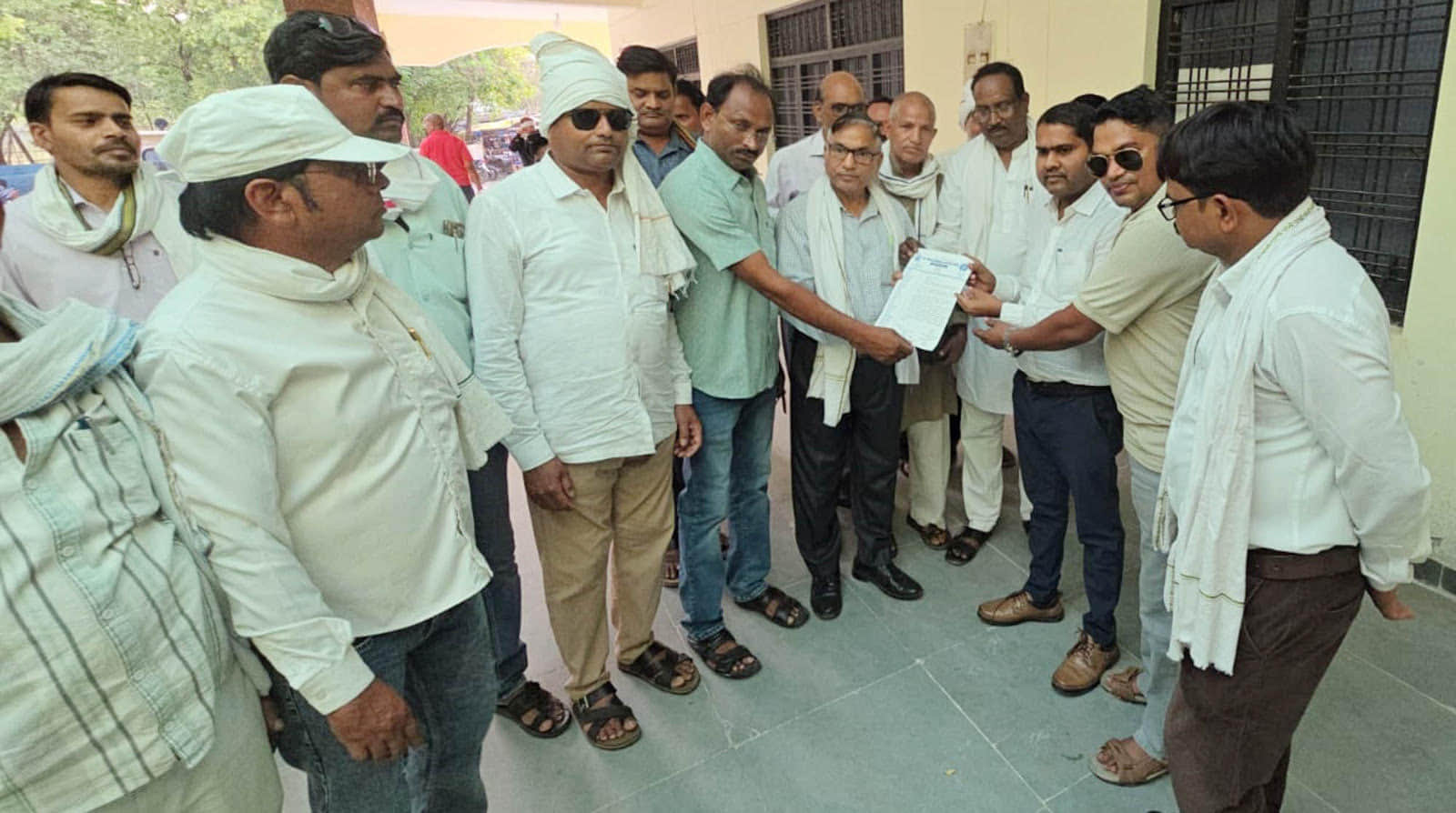 फोटो 29 एचएएमपी 28- राठ एसडीएम अभिमन्यु कुमार को ज्ञापन देते समिति के पदाधिकारी व सदस्य। संवाद