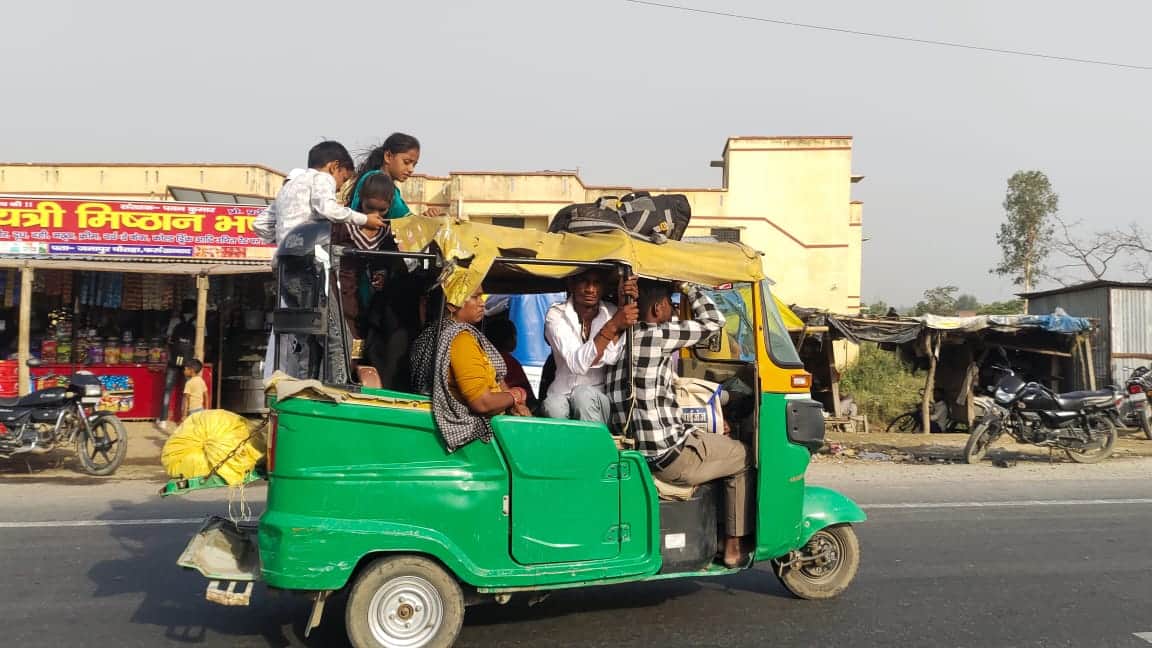 फोटो-34 सोमवार को इटावा-बरेली हाईवे पर जमापुर मोड़ के पास दुर्घटना में तीन लोगों की मौत और दस ल