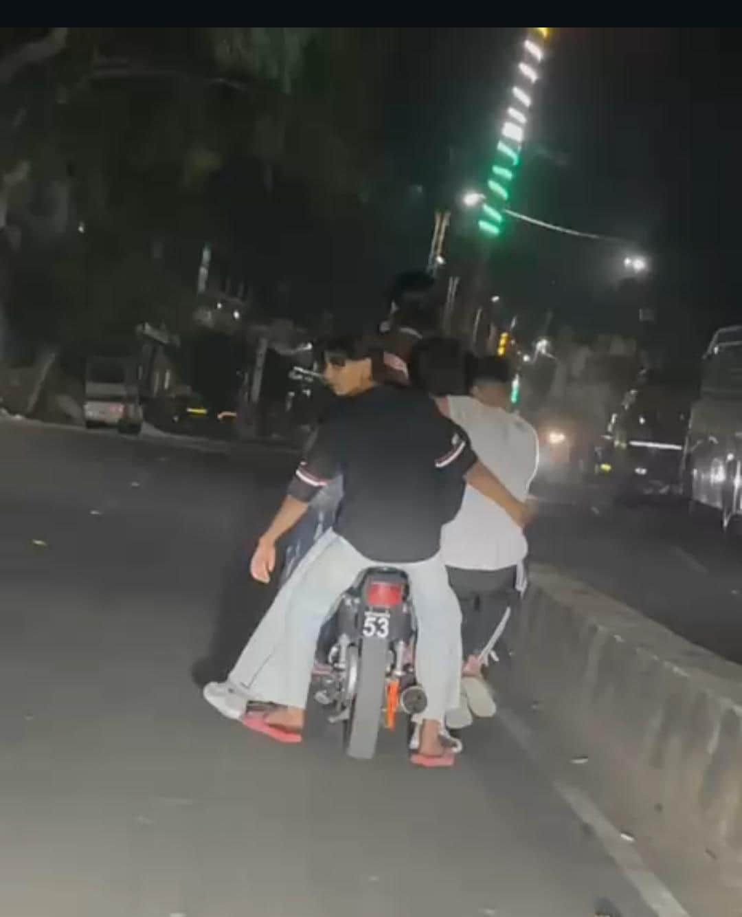 गढ़ में तहसील मार्ग पर एक बाइक पर बैठकर घूमते आठ युवक। इस दौरान युवकों ने ना तो अपनी जान की परवा