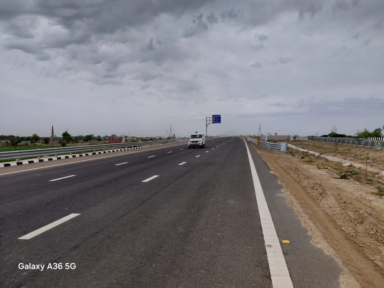 A 100-km journey on the Ganga Expressway was completed in just 50 minutes.